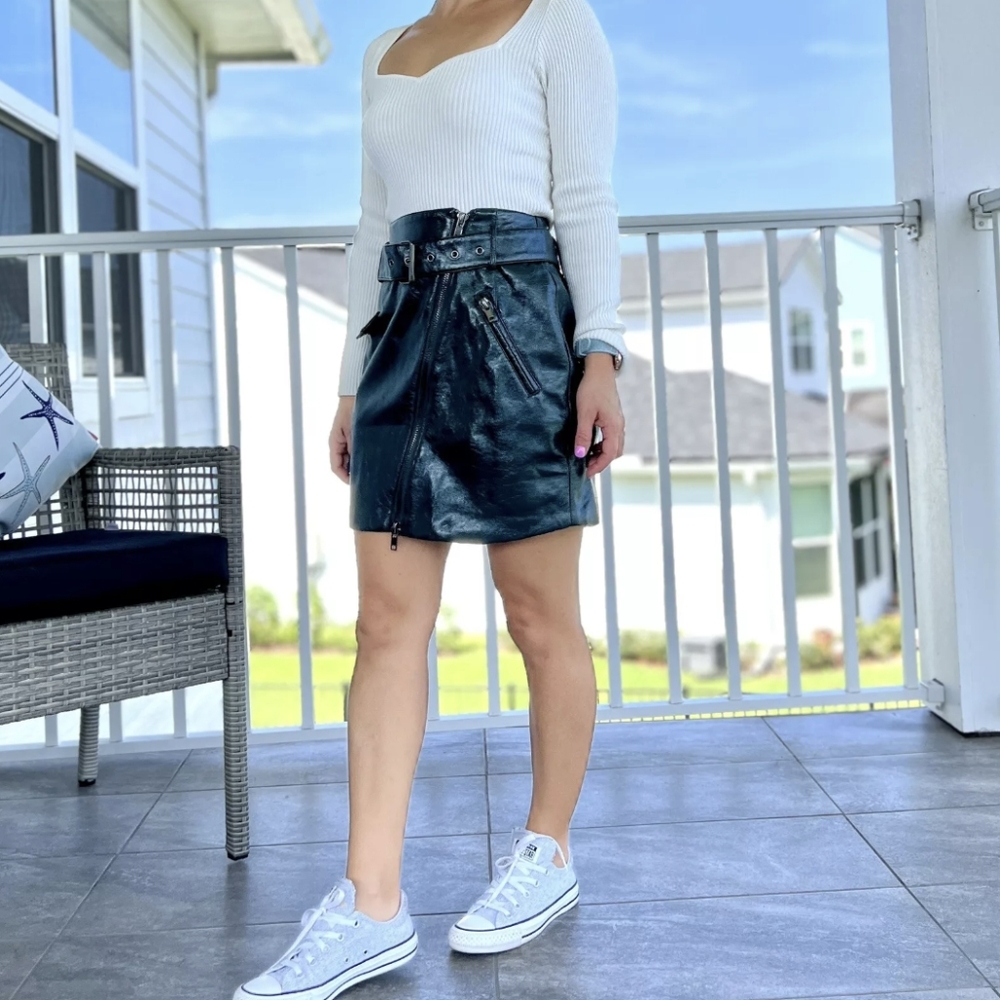 DANCE & MARVEL* hunter green pleather mini skirt, belted, lined, size M